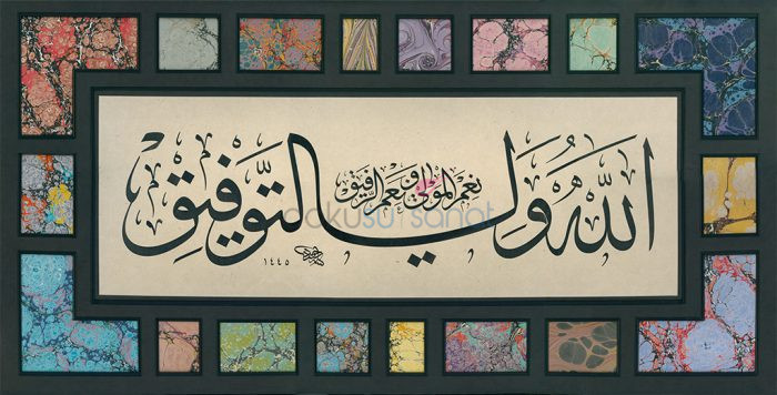 Aharlı kağıt üzerine siyah mürekkeple yazılmış bu büyük boy eserde;  Allahü veliyyü t-tevfîk ve Hüve ni mel- Refîk ibaresi celi sülüs hattı ile yazılmıştır.